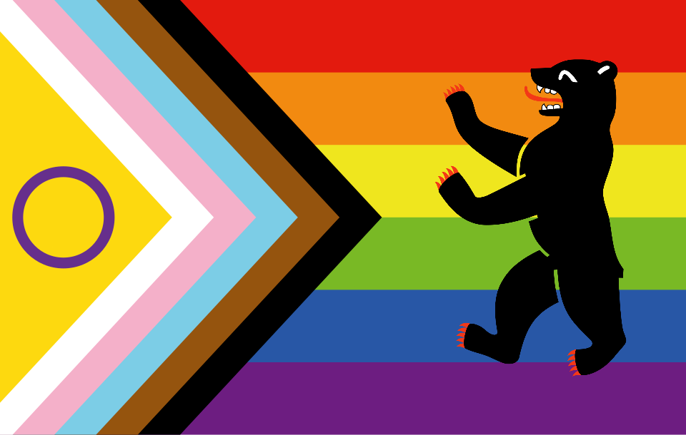Auf der rechten Seite der Progress-Pride-Flagge befindet sich eine stilisierte Darstellung des Berliner Bären mit rotem Maul, roten Krallen und gelbem Halsband. Die Flagge enthält zusätzlich Elemente der Intersex-Flagge.