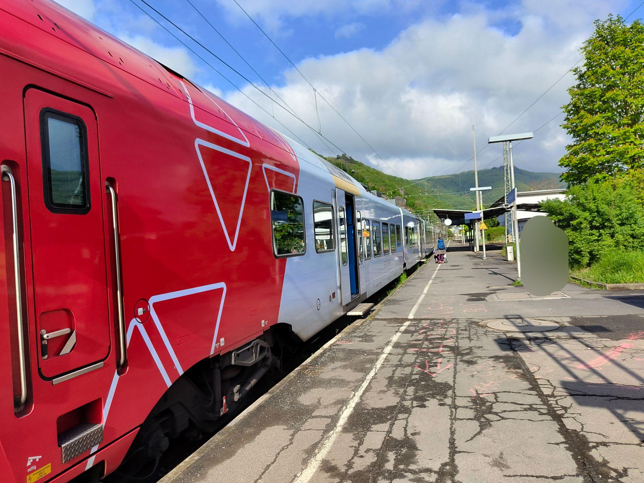 Photo of the side of the SÜWEX-branded FLIRT 3 train, showing the red front with triangles on it